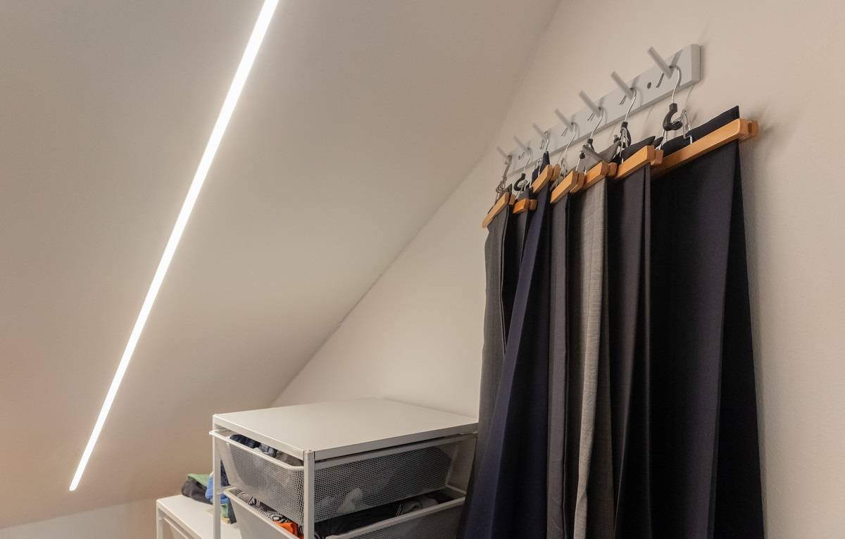 En la iluminación de armarios, la luz uniforme la proporciona una tira de LED en un perfil de aluminio. El perfil de aluminio se empotra en una ranura de 15 mm de ancho para que el haz de luz quede enrasado con la superficie del techo.